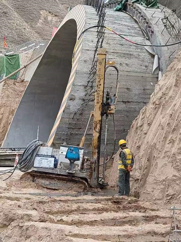 蘭州蘭皋鐵路隧道口路基加固